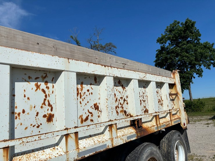 2000-freightliner-fl80-image-28