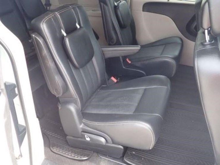 2016-chrysler-town-&-country-image-39