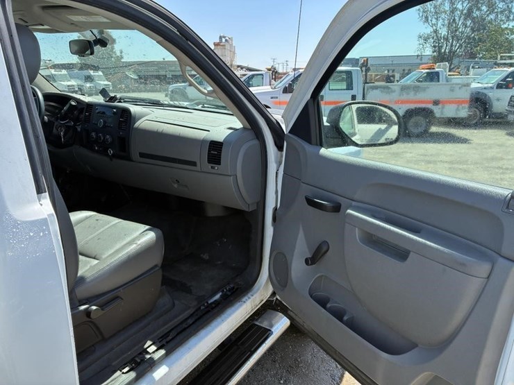 2013-chevrolet-silverado-2500-image-13