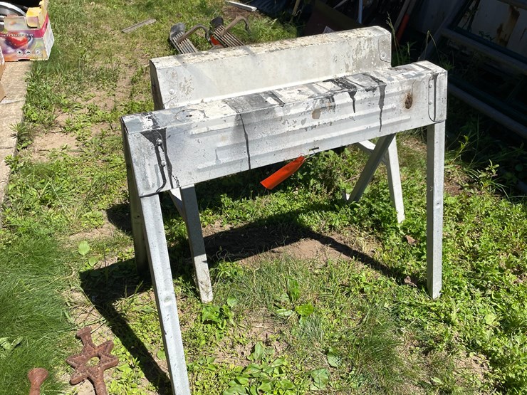 #7158-•-(2)-metal-collapsible-sawhorses-and-(2)-cast-iron-burners-image-5
