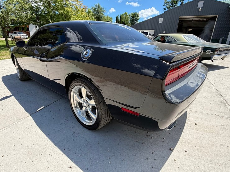 #1465-•-2013-dodge-challenger-sxt-image-3