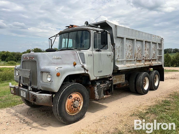 1977-mack-dm685-image-1