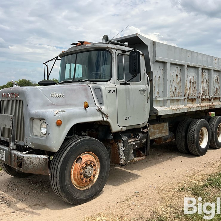 1977 MACK DM685