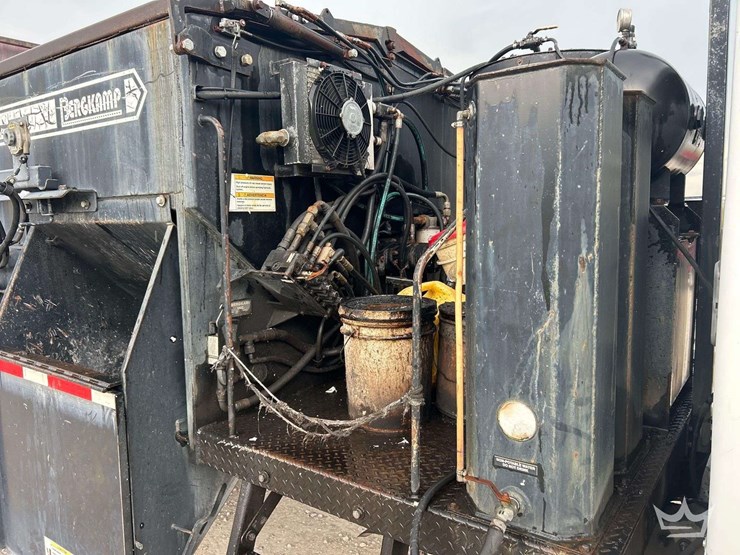 2009-freightliner-m2-106-image-20
