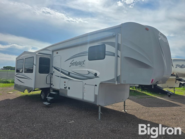 2014-forest-river-silverback-29refw-5th-wheel-camper-image-3