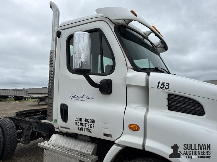 2011-freightliner-cascadia-truck-tractor-image-12