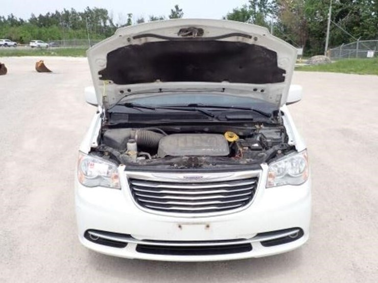 2016-chrysler-town-&-country-image-47