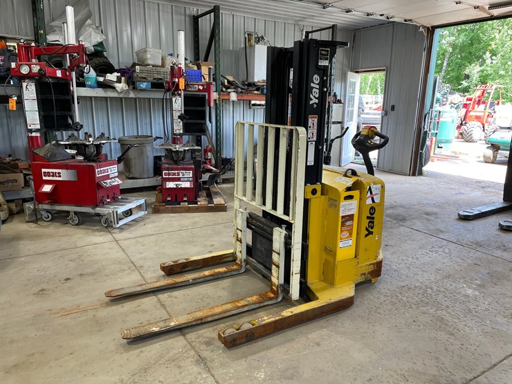 #6063-•-yale-electric-pallet-stacker-image-1