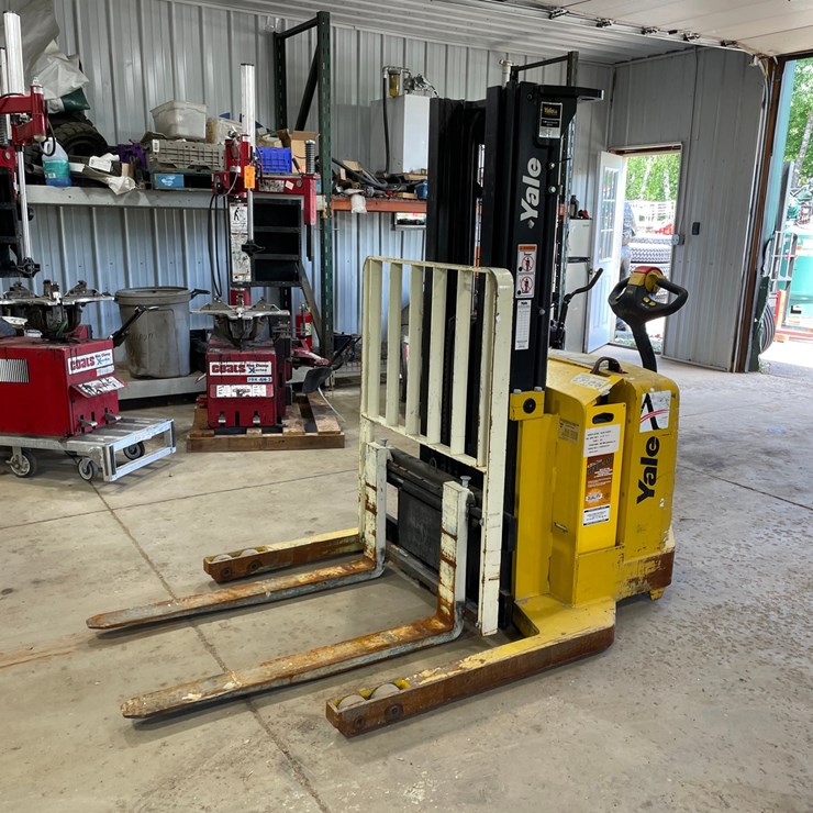 #6063 • Yale Electric Pallet Stacker