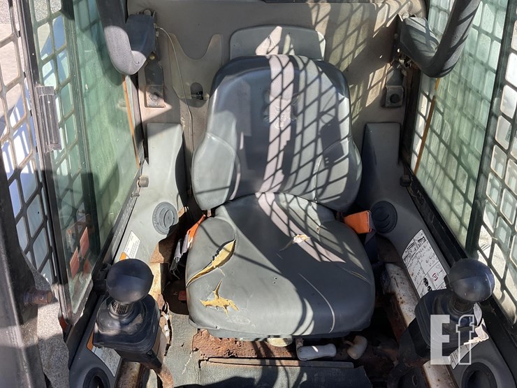 2005-bobcat-s300-image-12