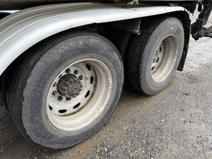 1997-freightliner-usf-1e-asphalt-distributor-truck-image-16