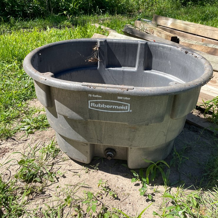 #7127 • Rubbermaid Stock Tank
