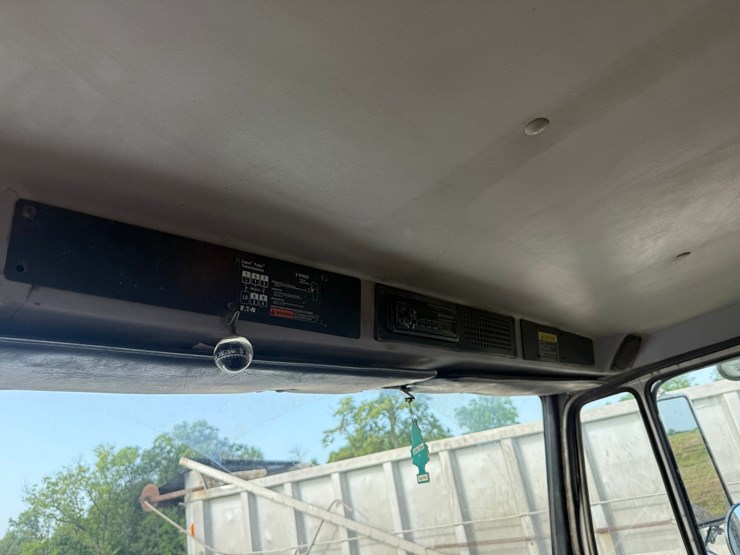 2000-freightliner-fl80-image-90