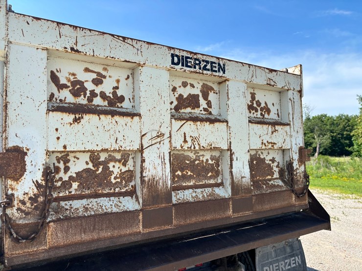 2000-freightliner-fl80-image-32