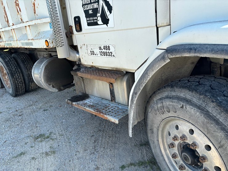2000-freightliner-fl80-image-15