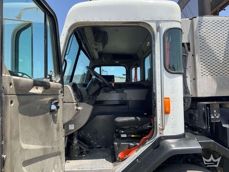 2015-peterbilt-320-image-9