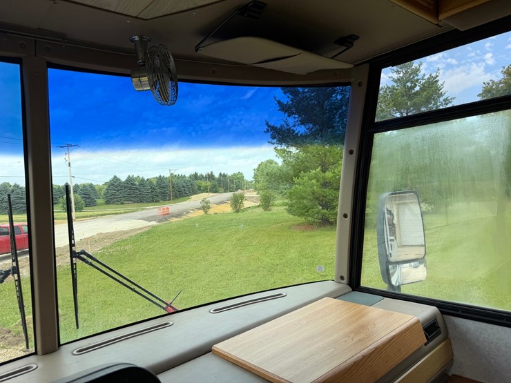 #1490-•-2001-winnebago-adventurer-image-79