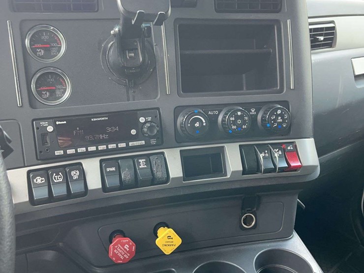 2022-kenworth-t680-image-25