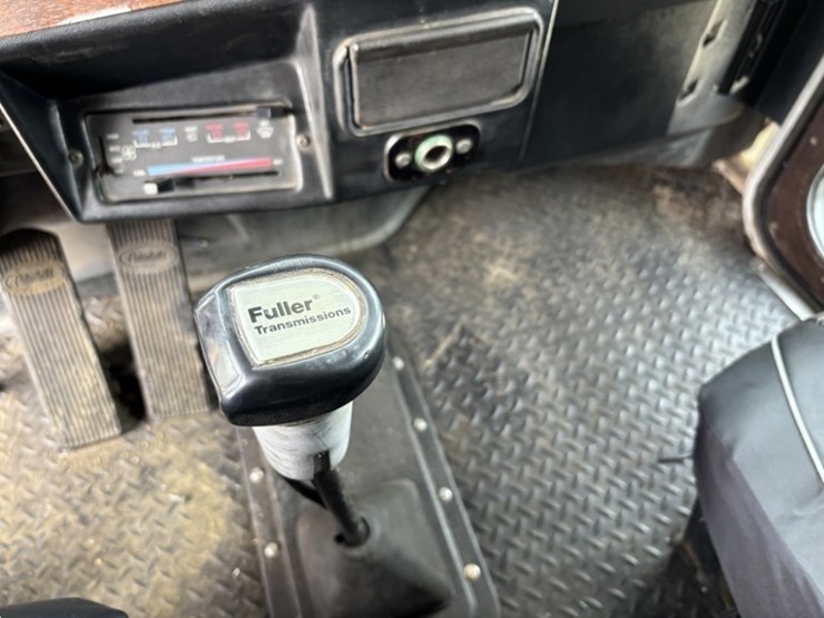 1989-peterbilt-377-image-48