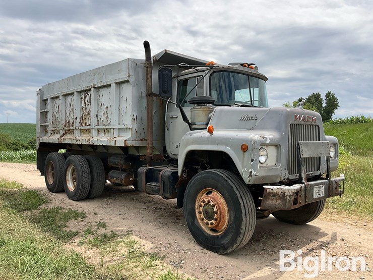 1977-mack-dm685-image-3