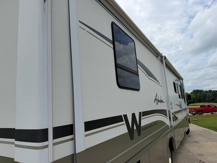 #1490-•-2001-winnebago-adventurer-image-42