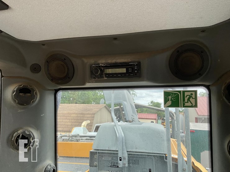 2016-liebherr-r946-lc-image-16