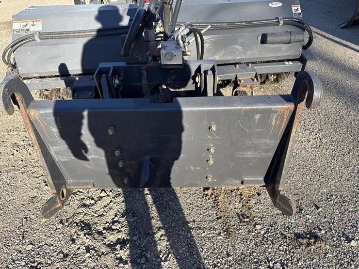 #2051-•-8'-case-sweeper-loader-attachment-image-10