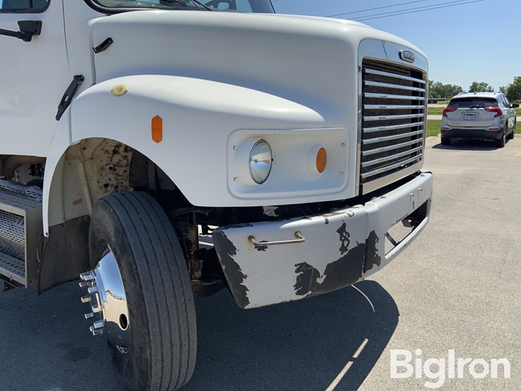 2010-freightliner-m2-106-image-10