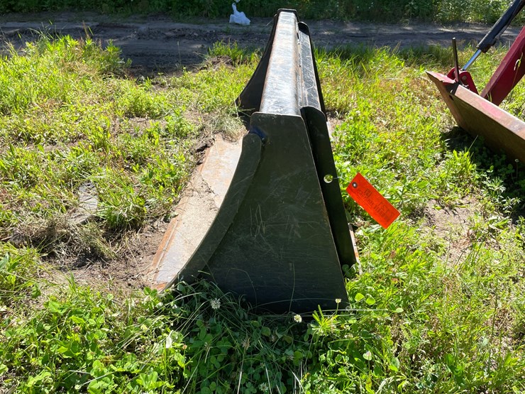 #7121-•-universal-mount-skid-steer-bucket-image-8