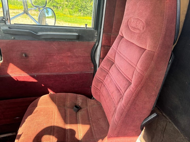 1988-peterbilt-377-image-44