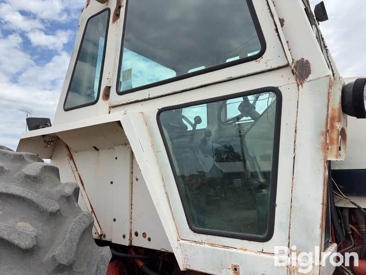 1975-case-1370-2wd-tractor-image-17