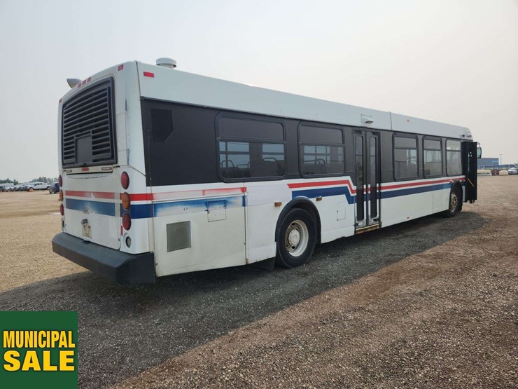 2007-new-flyer-restyled-low-floor-s/a-passenger-wheelchair-accessible-bus-image-4