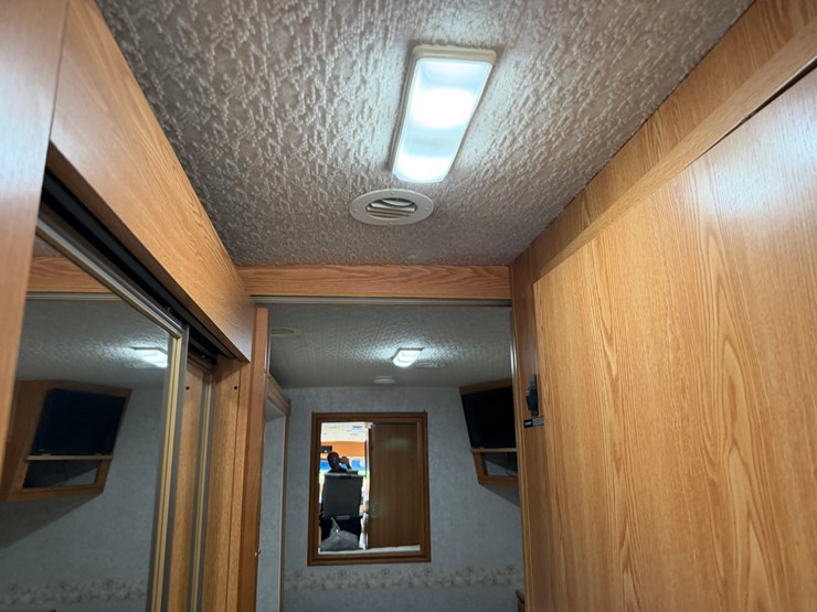 #1490-•-2001-winnebago-adventurer-image-130