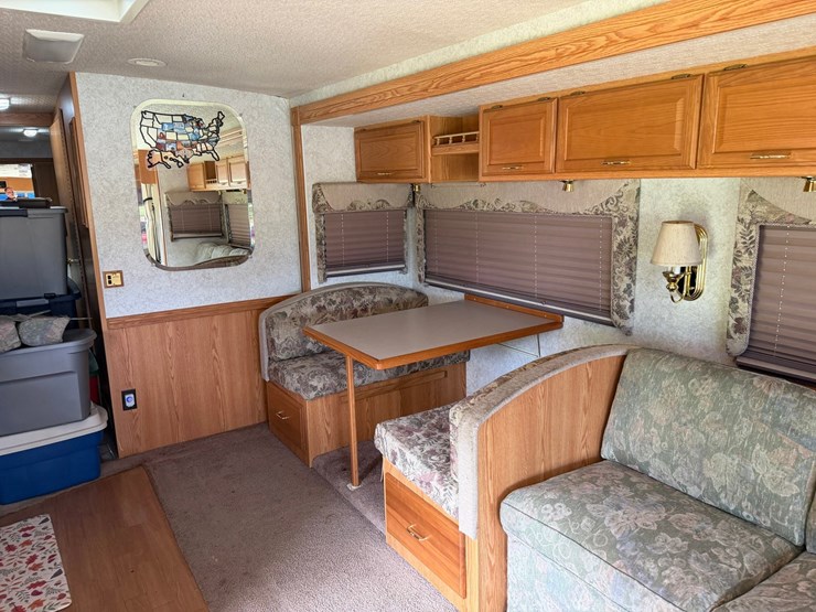 #1490-•-2001-winnebago-adventurer-image-124