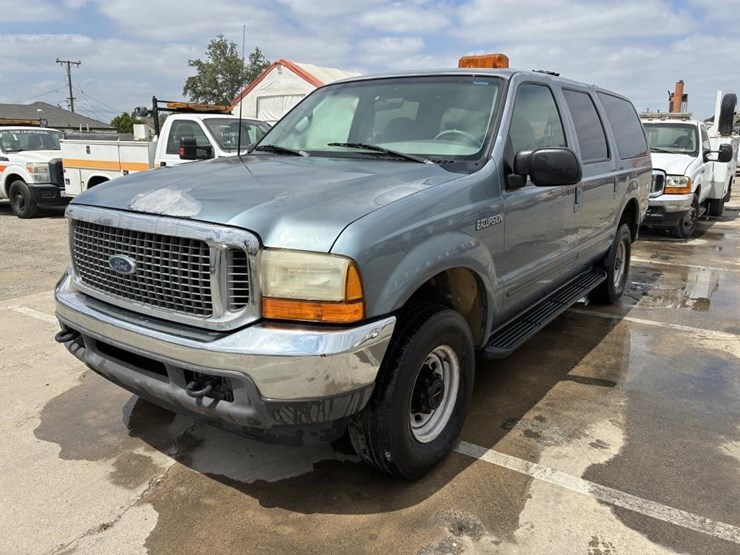 2000-ford-excursion-image-1