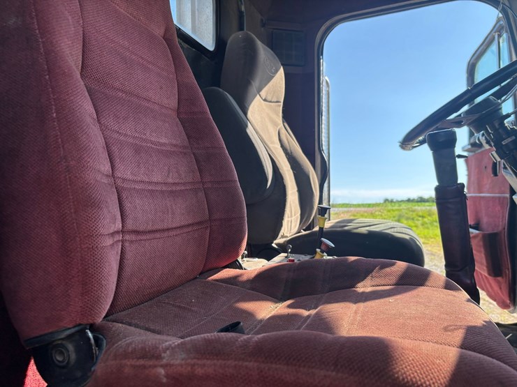 1988-peterbilt-377-image-59