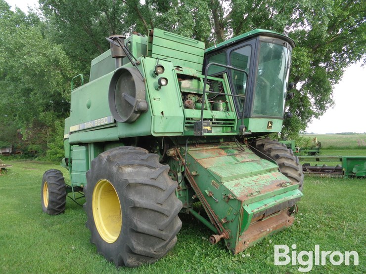 1982-john-deere-8820-image-3