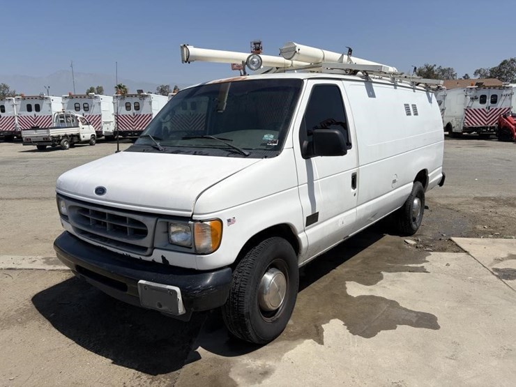 2002-ford-e350-image-1
