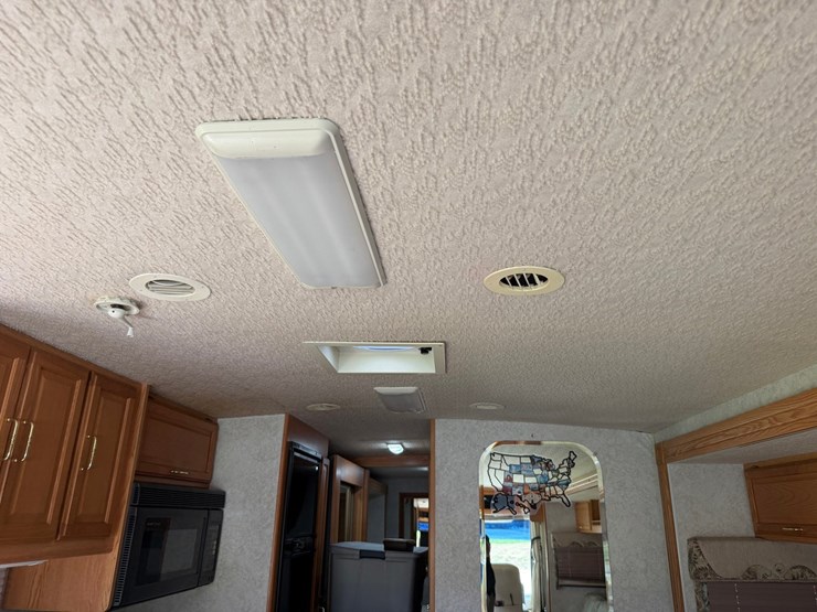 #1490-•-2001-winnebago-adventurer-image-128