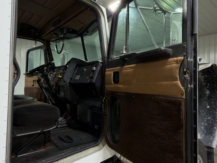 peterbilt-379-image-16