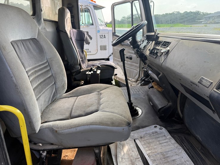 2000-freightliner-fl80-image-93