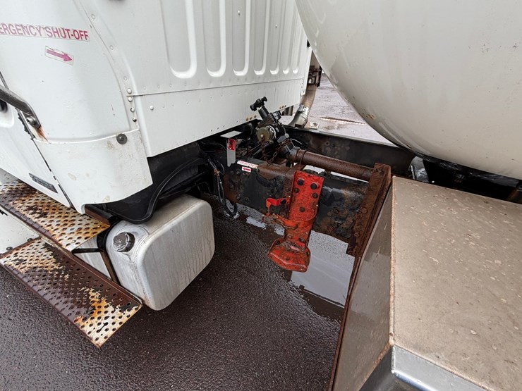 #1797-•-1996-freightliner-m2-lp-truck-image-48