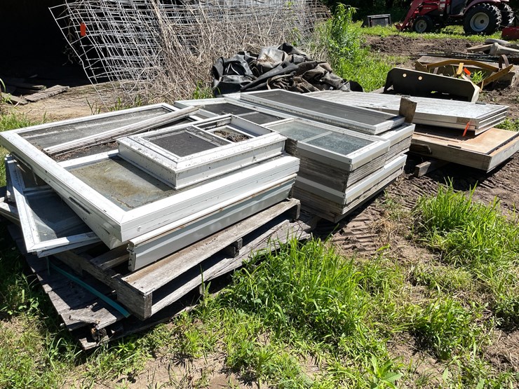 #7140-•-(2)-pallets-of-windows-and-(2)-doors-image-2