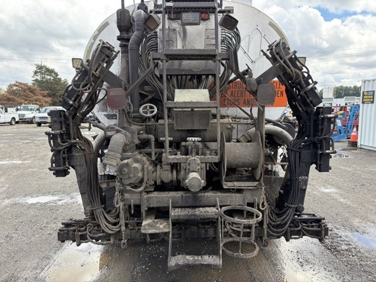 2002-peterbilt-330-image-22