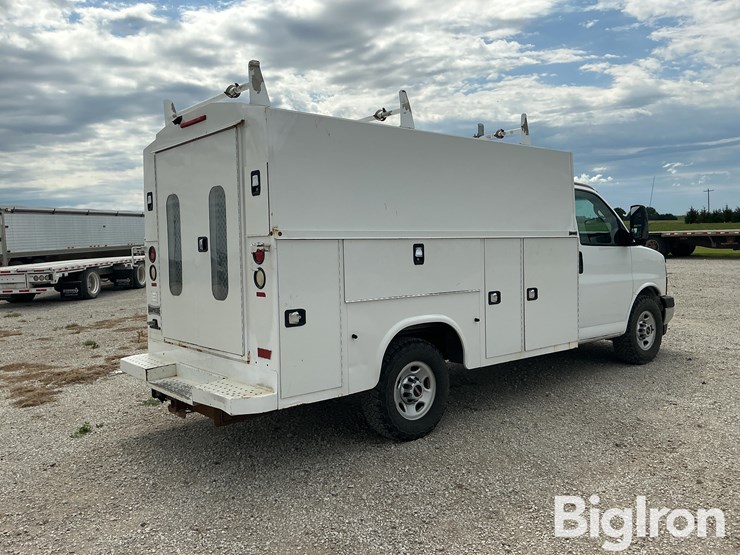 2017-utility-van-image-5