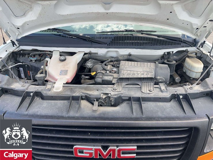 2014-gmc-savana-cargo-van-image-23