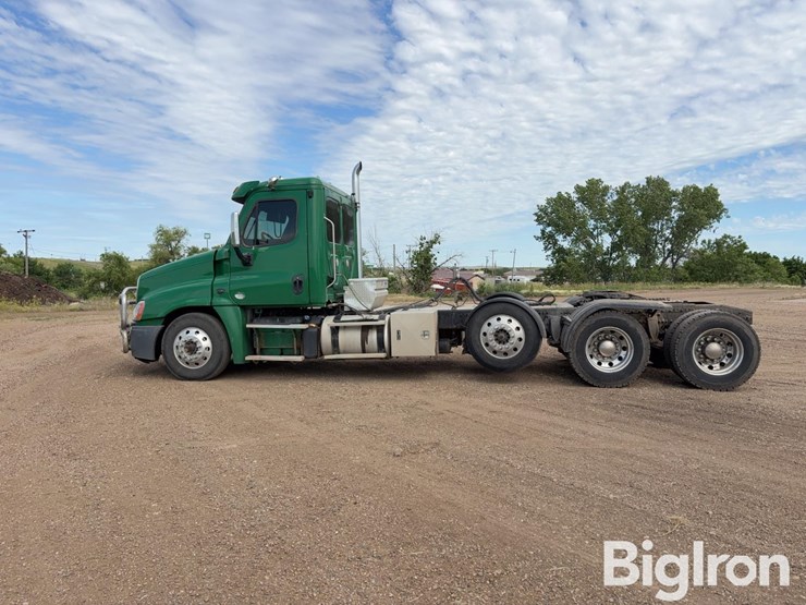 2015-freightliner-cascadia-125-image-8