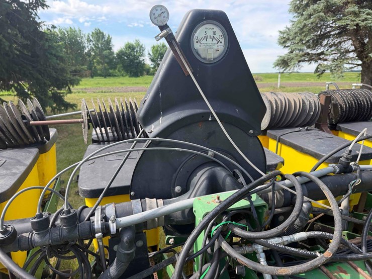 john-deere-7300-image-11