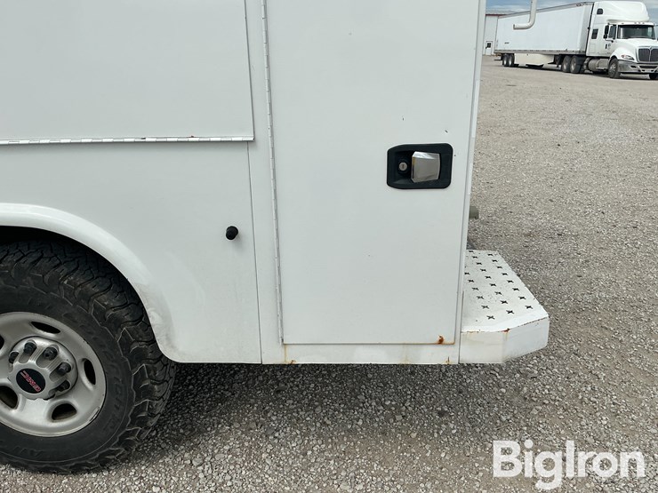 2017-utility-van-image-9