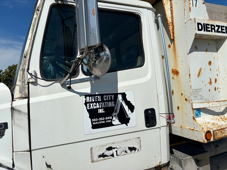 2000-freightliner-fl80-image-9